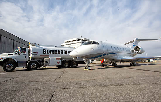 Latitude 33 Aviation's Challenger 350 prepares to fly away on SAF.