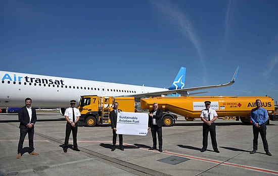 Fuelling of the Airbus A321 for Air Transat, using SAF supplied by Air bp (left to right): Damien Imbert, Head of Contracts Delivery, Airbus Hamburg; Capt. Manuel Chabot, Air Transat; Gunnar Gross, Project Leader Sustainable Air Fuel Airbus Hamburg; Jürgen Kuper, General Manager Air bp Continental Europe: Capt. Andrew Gordon, Air Transat: Ronny Stelter, Consultant Manager New Aircraft Acceptance and Delivery, AerCap.
