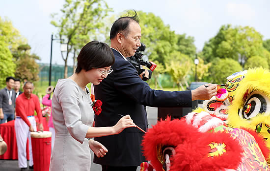 Chris Wu (Executive President of SJ) & Mr. Zhou Minsheng (General Manager of Jiangxi Airport) at the opening ceremony