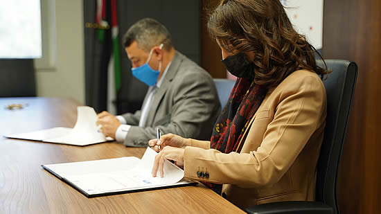 Dr. Tamam Mango, CEO of the Crown Prince Foundation and Hani El-Assaad, SITA President, Middle East, and Africa sign the MOU.