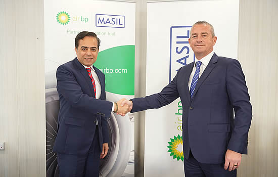 Tayeb Rostami, Joint Ventures Manager - Air bp Middle East (left) with Stuart Hind, General Manager - United Iraqi Company for Airports and Ground Handling Services Limited.