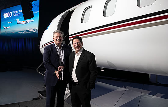 Patrick Gallagher (left) accepts the key to NetJets' first Global 7500 from Bombardier CEO and President, Éric Martel.