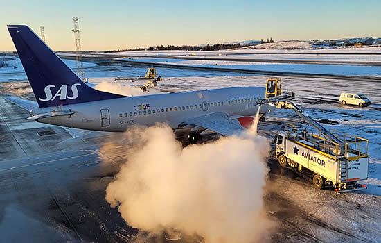 Extreme temperatures and frozen rain: climate change impact on de-icing