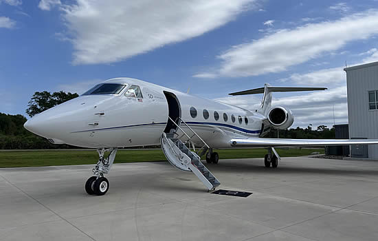 Satcom Direct Gulfstream G550 equipped with Plane Simple antenna. Satcom Direct Gulfstream G550 equipped with Plane Simple antenna.