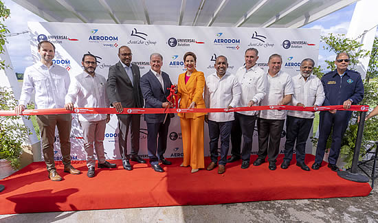 Greg Evans, Chairman, Universal Weather and Aviation (4th from left) and Danilo Rosario Jiménez, Director, Universal Aviation – Dominican Republic (3rd from left) join guests at the Grand opening.
