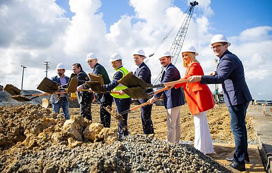 (L to R): Representative, Jose Pérez; Senator, William Villafañe; Senator, Gregorio Matías; Governor of Puerto Rico, Pedro Pierluisi; CEO of Modern Aviation, Mark Carmen; Director of Isla Grande Aiport, Joel Piza; Senator, Nitza Morán; and Representative, José Pichy Torres Zamora.