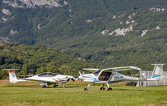 Pipistrel Panthera (left) and Vellis Electro.