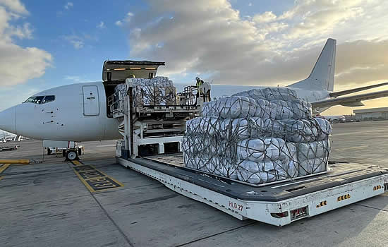 ACS B737 in Sharjah, loading cargo for Damascus.