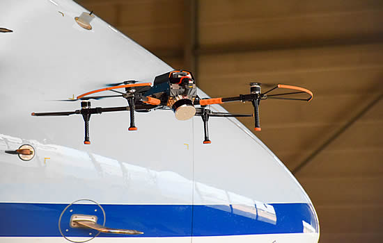 AkzoNobel takes aircraft paint maintenance to new heights of efficiency AkzoNobel takes aircraft paint maintenance to new heights of efficiency