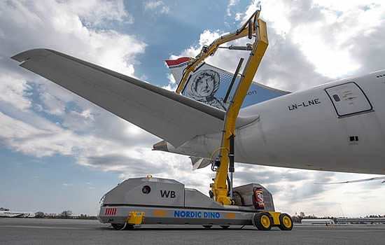 Saving AOG: How aircraft exterior cleaning robots reduce down time before maintenance