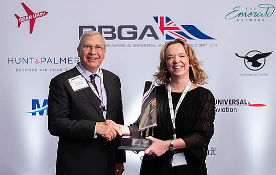 Wally Epton, distinguished aviator, receives BBGA’s outstanding contribution to aviation award from Aoife O’Sullivan, BBGA Chair