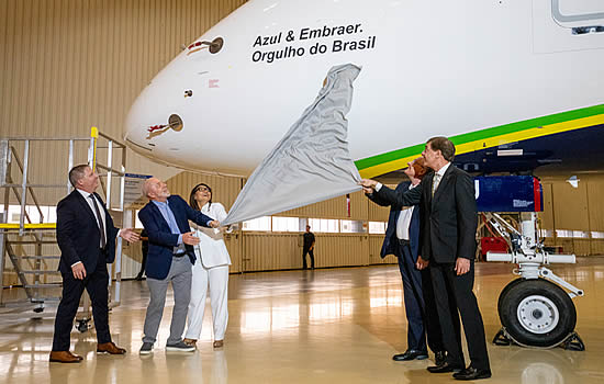 President of Brazil, Luiz Inácio Lula da Silva, at the company's headquarters in São José dos Campos