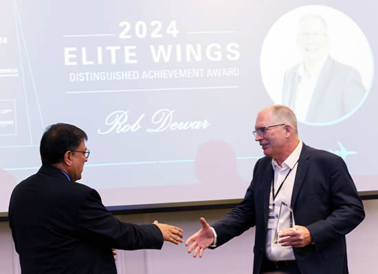 Rob Dewar receiving the award from Viswanath Tata at the Elite Wings Summer Aviation Summit.