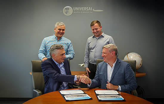 (Front): Ralph Vasami, CEO, Universal and Kevin Sutterfield, ForeFlight Chief Revenue
Officer.
(Back): Charlie Mularski, COO, Universal and Alex Smythers, ForeFlight VP of Business Development and Strategy.
