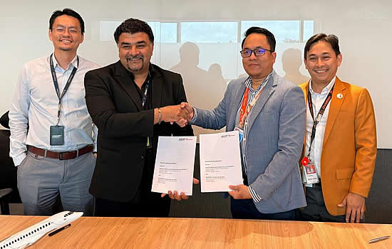 (L-R): Ivan Lim, Regional Vice President Asia, ExecuJet MRO Services; Suniljit Singh, General Manager Maintenance, ExecuJet MRO Services Malaysia with Ibnu Hidayat bin Ishak, Head, Training and Talent Management, D'viation; and Ganesh Thiruselvam, Co-Founder and Director of Operations, D'viation.