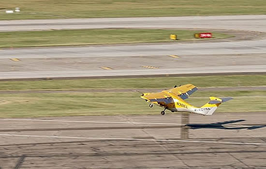 Electra’s EL2 Ultra Short technology demonstrator departs from a first-of-its-kind heliport adapted for Ultra Short aircraft at Roanoke-Blacksburg Regional Airport as part of the Virginia Smart Airspace flight test campaign under the FAA eVTOL and AAM Integration Pilot Program (eIPP) Electra’s EL2 Ultra Short technology demonstrator departs from a first-of-its-kind heliport adapted for Ultra Short aircraft at Roanoke-Blacksburg Regional Airport as part of the Virginia Smart Airspace flight test campaign under the FAA eVTOL and AAM Integration Pilot Program (eIPP)
