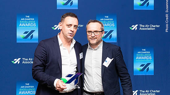 Joe Gallimore, ACS’s Deputy Group Private Jets Director, accepts the award on behalf of the company.